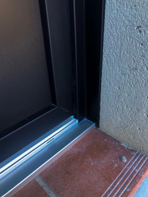 Pose d'une porte d'entrée aluminium à TRESSES (33)