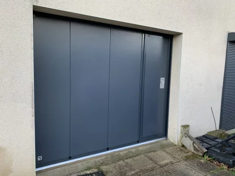 Porte de garage coulissante avec portillon