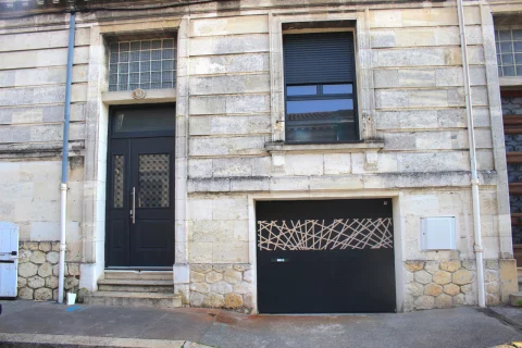 Pose dune porte de garage et d'une porte d'entrée en aluminium à BORDEAUX (33)