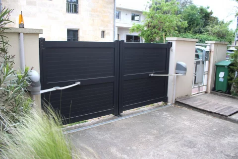 Pose d'une porte de garage sectionnelle ainsi que d'un portail motorisé au BOUSCAT (33)